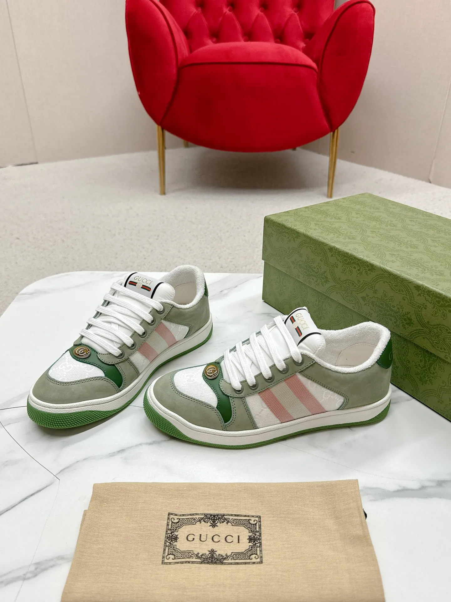 👟👟Ex-factory price 560👟👟 Men’s size +10 Gucci——purchased version GG series distressed dirty shoes-hot style is coming! 9 times out of 10 sales, you will definitely get the money. Ready stock! Spot goods! Spot goods! New colors added - the ultimate version on the market! Purchase the original version and develop it... fabric, material, outsole, and details can be compared at will! Open-mold Swarovski one-to-one replica rhinestone chain...Metal cherry pendant...Metal double G crystal cylindrical mark...Gucci original customized narrow webbing...Super flash series - flash diamond chain. The cherry decoration is detachable and can be changed into two to match with each other to show your personality. Exclusive color-brushed cowhide fabric. Hand-made distressed is very textured and has a sense of luxury! The details of the workmanship can be seen in the drawings, and no line is missed. The original terry cloth is delicate, soft and more comfortable and breathable. The privately stamped two-color original TPU outsole (lower layer is wider, upper layer is narrower). Matching packaging⭐️ Size: Female 35-40 Male 39-44 (Female 41 Male 45 customized)